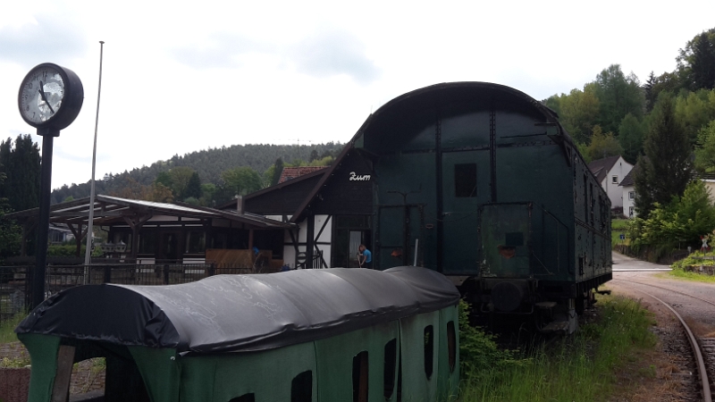 20160521_111946.jpg - Der Stellplatz liegt unmittelbar am Bahnhof, wo hin und wieder eine Museumsbahn fährt! Leider nicht an diesem Wochenende, ansonsten wären wir mit dem Kuckuckbähnel gefahren.