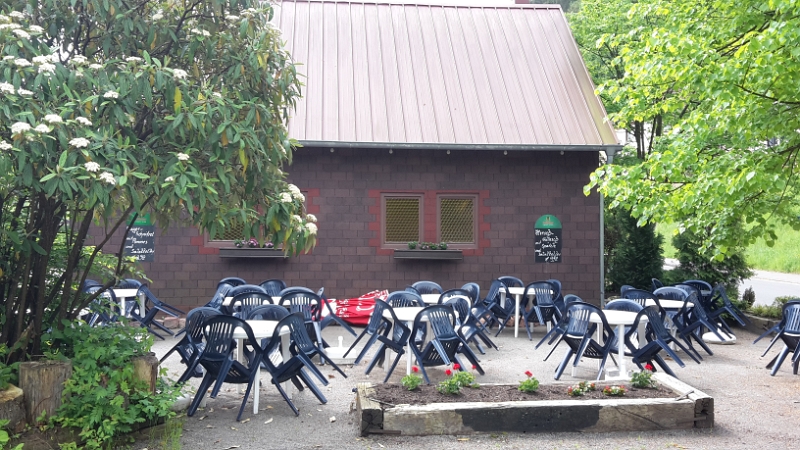 20160521_112436.jpg - Direkt am Stellplatz gibt es auch einen Getränkemarkt, ein Imbiss, eine Minigolfanlage, ein Cafe sowie diesen Biergarten.