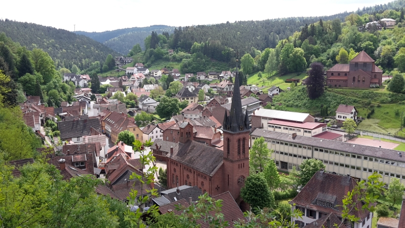 20160521_115137.jpg - Hier haben wir einen sehr schönen Blick über Elmstein.Ich bin jetzt schon geschwitzt, es ist tierisch schwül!!!