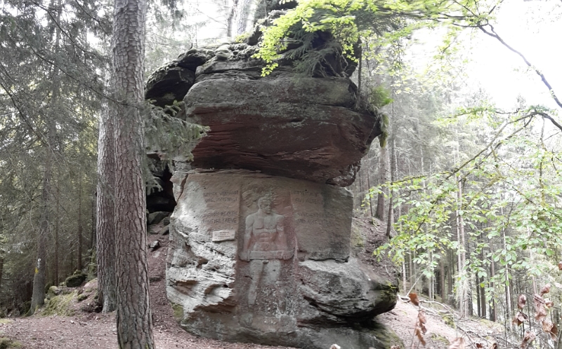 20160521_124534.jpg - Mittlerweile sind wir am Ziel angekommen, dem Nibelungenfelsen.