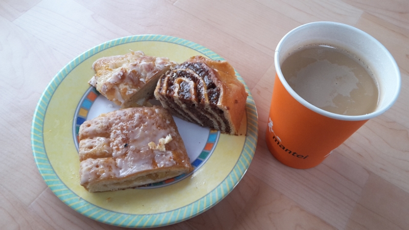 20160422_154650.jpg - Ich habe heute noch nichts gegessen, mein Magen knurrt... Zum Glück gibt es im Obi eine Bäckerei!