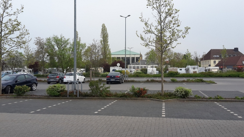 20160422_191606.jpg - Ursprünglich wollten wir auf den Stellplatz in Neustadt a.d.W. und heute Abend in der Stadt schön essen gehen...Der Stellplatz ist aber komplett VOLL! Ok, irgendwie hätten wir uns dazwischenquetschen können aber wir stehen nicht auf "Kuschelcamping"... Hmmm... Eine Alternative muss her!