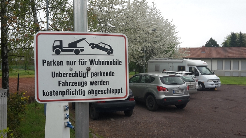 20160424_112043.jpg - ...und dieses, dann muss ich mich echt fragen wozu die Schilder überhaupt hängen, wenn sich KEINE SAU daran hält.Um so ärgerlicher, dass man angepöpelt wird wenn man bittet vom Stromkabel runter zu fahren oder jemanden wegscheucht, der PRESS nebenan parkt, damit ich (wenn überhaupt) hier wieder rausfahren kann.