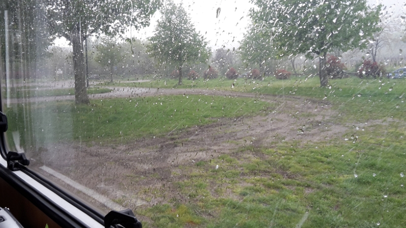 20160424_144650.jpg - Während wir nun gemütlich unseren Spargel zubereiten wird das Wetter noch schlechter!!! Egal, wir haben ja ein Dach überm Kopf :-)Um 17 Uhr fahren wir los. Diesmal aber nicht nach Hause sondern nach Mannheim an den Hauptbahnhof. Biene muss morgen beruflich in Essen sein und fährt bereits heute Abend schon dorthin in ein Hotel.Somit fahre ich ALLEINE *seufz* nach Hause. 