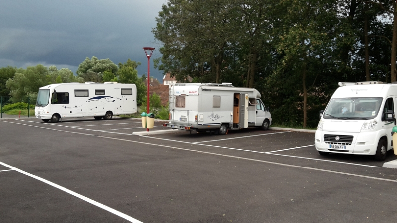 20160722_181112.jpg - Wir kommen zum richtigen Zeitpunkt auf dem neu angelegten und z.Z. kostenlosen Stellplatz an. Am Himmel ziehen bereits dunkle Wolken auf, sieht mächtig nach Regen aus!