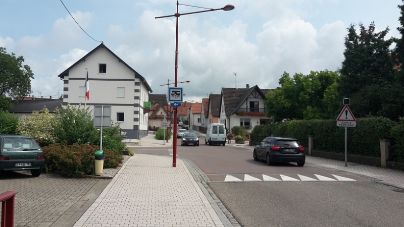 20160723_115523.jpg - Hier die einfahrt zum Stellplatz, neben der Feuerwehr.