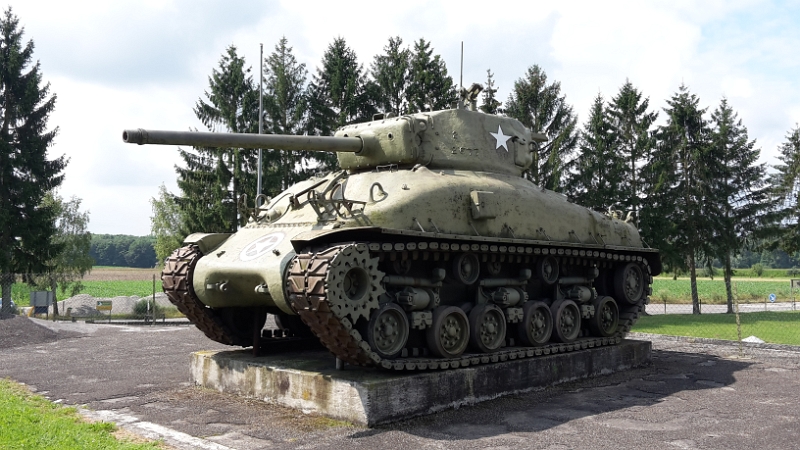 20160724_112813.jpg - Auf dem "Dach" der Kasematte steht ein amerikanischer Sherman-Panzer.