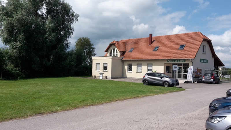 20160724_120223.jpg - Nun sind wir bereits am nächsten Museum angekommen. Das "Musee De L'Abri" zeigt auch vieles zum Thema "zweiter Weltkrieg an der Maginot Linie".Uns interessiert aber nur der Stellplatz ;-) 