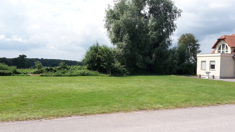 20160724_120226.jpg - Diese Wiese ist für Wohnmobile reserviert, rechts ist auch eine V/E zu erkennen. Wir wollen aber diesen Platz samt Museum irgendwan mal besuchen, heute nicht, wir müssen doch morgen wieder arbeiten und ausserdem noch Schuhe kaufen!