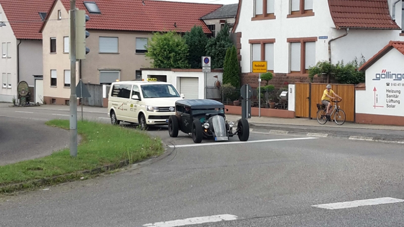 20160724_165937.jpg - Auf dem Heimweg haben wir noch einen gechoppten Hot-Rod entdeckt...Tja, was soll ich sagen?!? Es war echt schön im Elsass. Leider kalorientechnisch wie immer ein Desaster aber was solls, man lebt nur einmal...In diesem Sinne... Au Revoir! :-)