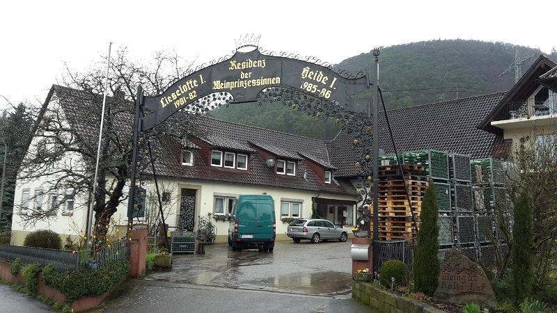 20160325_134747.jpg - ...nachdem der Regen nachgelassen hat sind wir über die Straße um uns im Weingut anzumelden. Wir wollen die nächsten zwei Nächte hier auf jeden Fall bleiben.