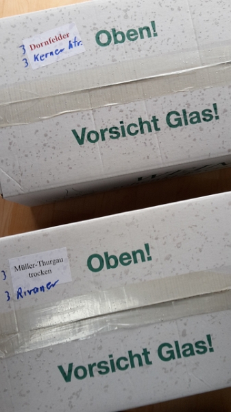 20160325_142859.jpg - Nachdem wir eine ausgiebige Weinprobe gemacht haben sind 12 Flaschen in den Dixi-Wein-Keller gewandert :-)