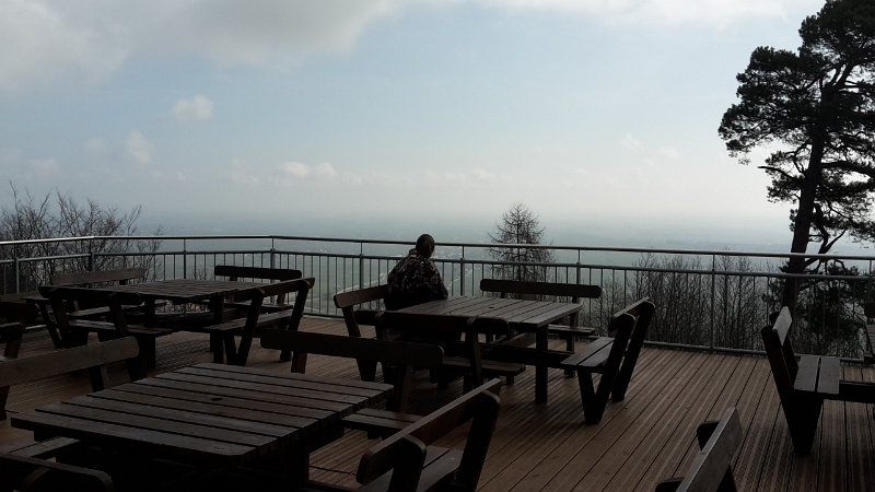 20160326_102325.jpg - Die Hütte hat leider (oder zum Glück!?) heute geschlossen...Der Ausblick von der Terrasse ist einfach nur... GEIL!