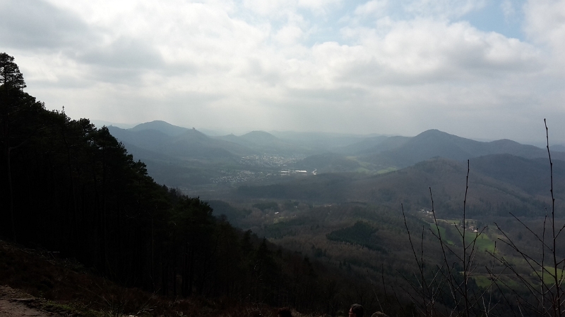 20160326_125212.jpg - Wir sind knapp unterhalb des Orensfelsen am Startplatz der "Duddefliecher" angekommen.