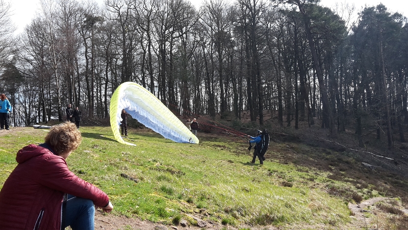 20160326_130759.jpg - Lange sitzen wir hier in der Sonne und schauen dem Spektakel der Paragleiter zu.