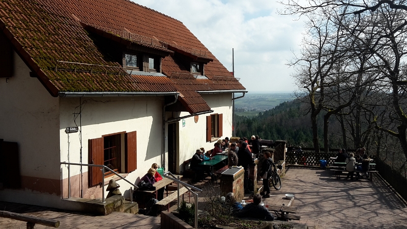 20160326_141054.jpg - Nach dem Abstieg vom Orensberg sind wir in der nächsten Hütte gelandet.