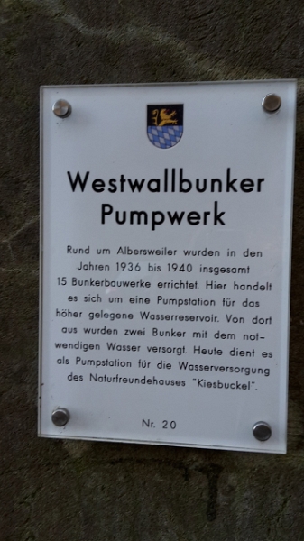 20160326_153522.jpg - Kurz vor Albersweiler kommen wir an der Wasserversorgung der Kiesbuckelhütte vorbei.