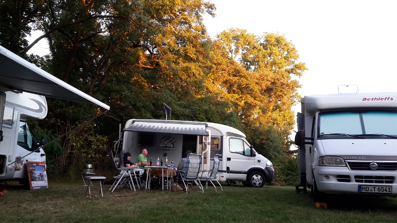 20160924_185954.jpg - So gegen 18:00 Uhr kommen wir auf dem Stellplatz vom Weingut Hein im Zellertal an. Britta, Anne, Dirk und Rotschi sind bereits seit gestern hier.