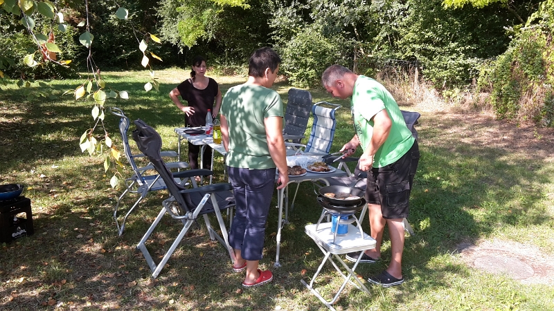 20160925_131406.jpg - Gegen Mittag bauen wir unsere "Tafel" im Schatten der Bäume auf und machen "Resteessen".