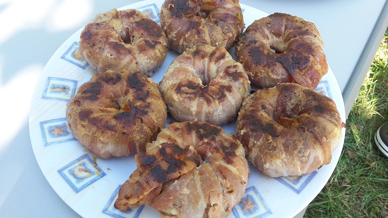 20160925_131505.jpg - Britta und Dirk haben "Speck-Donuts" auf dem Cobb-Grill zubereitet. SAULECKER! Ananasringe mit Hack und Bacon umwickelt... Echt gut!