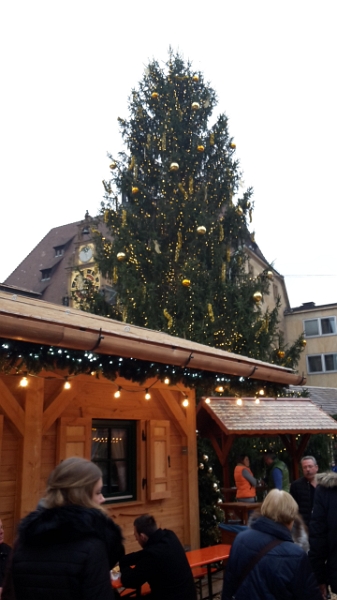 20161126_144158.jpg - Jetzt flanieren wir über den Weihnachtsmarkt, wobei der eigentlich über die halbe Stadt verteilt ist. Mir gefällt das eh besser wie die Weihnachtsmärkte, die auf einem großen Platz stattfinden.