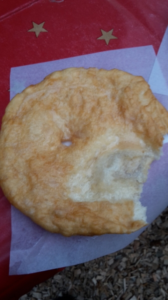 20161126_145332.jpg - Hier haben wir einen Stand gefunden, wo es ungarische Lángos gibt. Natürlich haben wir uns für die Variante mit Knoblauch entschieden. Hmmm, jetzt erhoffe ich mir den Weg durch die Gassen frei zu hauchen... :-)