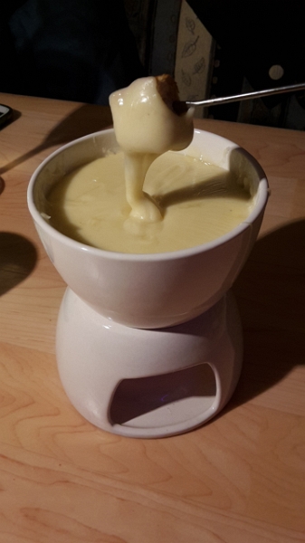 20161126_185857.jpg - Wieder zurück am Dixi ist es bereits stockedunkel und wir lassen es uns bei Wein und Käsefondue gut gehen!