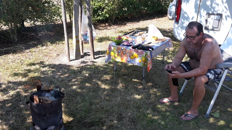 20160827_132907.jpg - Rotschi möchte uns heute mit einem "American BBQ" überraschen und heizt derweil die Feuertonne an.