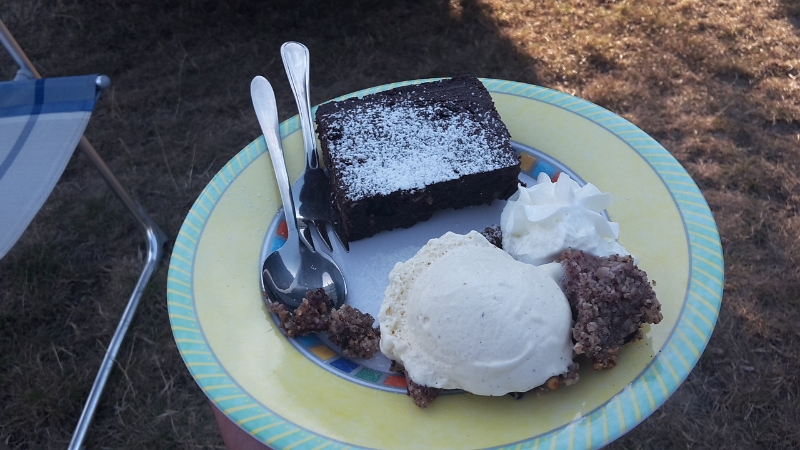 20160827_184715.jpg - ...stattdessen gibt es... NACHTISCH zum DESSERT aber VOR dem Abendessen. ;-)Anne hat Vanilleeis mit heißen Nüssen und Sahne mit Biene's Brownies verein. GENIAL LECKER!