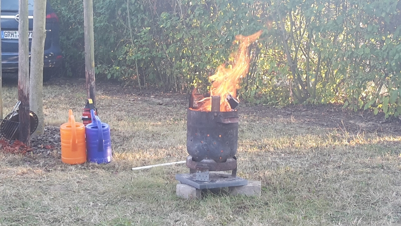 20160827_193236.jpg - ...und was macht Rotschi?!? "Scheiss auf Dessert, ich mach Feuer" :-)Hahaha, Bambam in seinem Element! ;-)