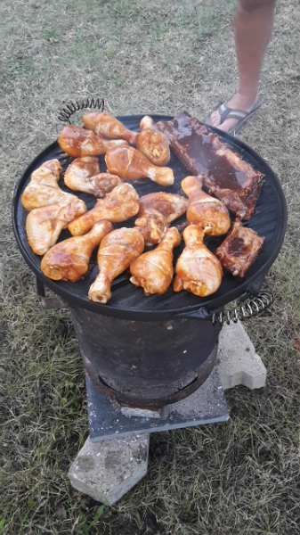 20160827_201953.jpg - Kurz darauf landen schon etliche Drumstick's sowie ein paar Spare-Ribs auf dem Grill.Nach dem Essen gab es dann ein flüssiges Dessert und wir waren sogar relativ früh im Bett. Der gestrige Abend sowie (hauptsächlich!!!) das Wetter schaffen einen (ALLE!) ganz schön.