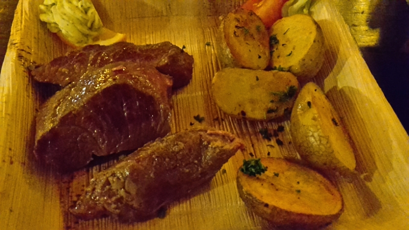 20160227_183711.jpg - Dann kommt das Straußensteak mit Farmkartoffeln. Dazu gab es einen Salat (Also das Futter vom Futter!)Schmeckt echt gut und erinnert vom Geschmack und der konsistenz an Rindfleisch. Angeblich soll es auch sehr gesund und fettarm sein!Lecker war es allemal... Wir werden bestimmt noch einmal hier vorbei schauen...