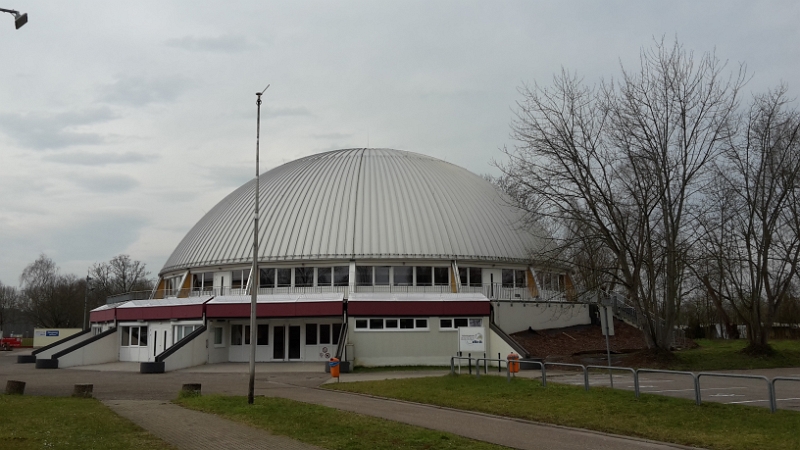 20160228_114243.jpg - Nachdem wir um den Badesee "am Moby Dick" gelaufen sind, erreichen wir die so genannte "Dampfnudel".Es scheint so eine Art Mehrzweckhalle zu sein, die zu der Freizeitanlage "Moby Dick" gehört. Momentan scheint hier aber alles im Umbau bzw. Renoviermodus zu sein, es wirkt alles sehr "verlassen".