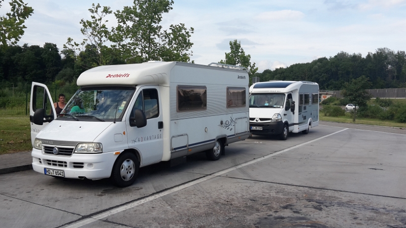 20160728_181508.jpg - Irgendwo zwischen Baden-Baden und Offenburg treffen wir uns mit Britta & Dirk auf einem Autobahnparkplatz. Wir bereden kurz die grobe Route, schalten die Funkgeräte ein und düsen weiter...