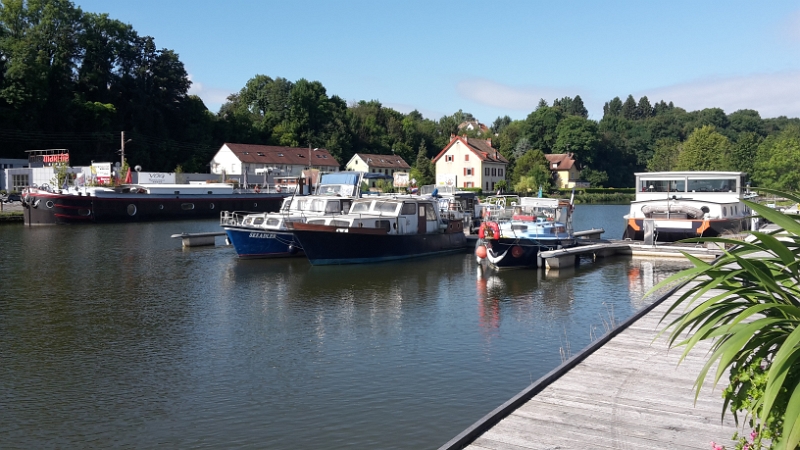 20160729_094150.jpg - An der Touristinfo erfahren wir, dass wir hier gerne mit dem Womo übernachten dürfen, scheint ganz normal zu sein?!? Obwohl der eigentliche Stellplatz etwas weiter zu sein scheint... Egal, hier ist es jedenfalls sehr schön und irgendwann wollen wir hier nochmal hin. 2Km von hier ist ein sehr schönes Peugeot-Museum dass ich mir unbedingt mal ansehen möchte.