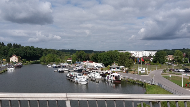 20160729_100812.jpg - Abflug! Hier sieht man nochmal den kleinen Hafen und den Stell-/Parkplatz auf der rechten Seite.