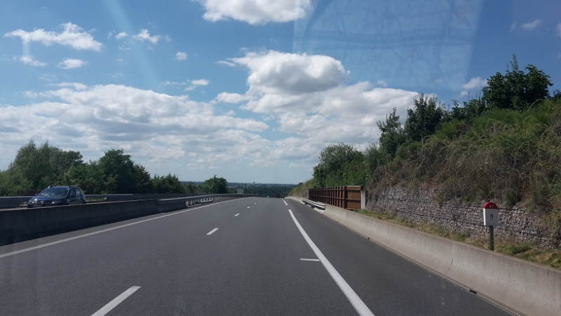 20160729_155408.jpg - ...und weiter geht's, ENDSPURT!!! Wir wollen/müssen heute noch Clermont-Ferrand erreichen. Also um genau zu sein in Cournon-d'Auvergne, wo Anne mit dem Womo auf einem Stellplatz auf uns wartet.