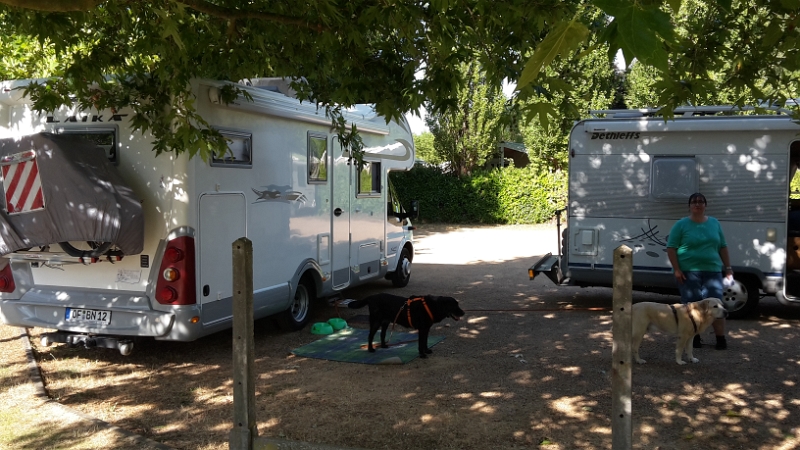 20160729_175714.jpg - Die Freude bei Anne war groß als wir alle hier eintrafen :-)Zunächst haben wir Rotschis "Sulaika" auf den eigentlichen Stellplatz umgeparkt den Anne bereits für uns reserviert hat.