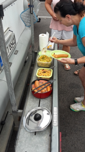 20160730_145029.jpg - ...um ein Buffet mit heißen Würstchen und Salaten auf dem Heckträger anzurichten. :-)