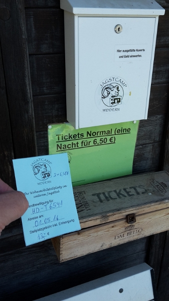 20160429_172220.jpg - Wir füllen unser Ticket aus und werfen die Stellplatzgebühr in den dafür vorgesehenen Briefkasten. Diese Art von "bezahlen" gefällt uns eigentlich am besten und für die Betreiber auch viel günstiger wie einen teuren Parkscheinautomat aufzustellen.