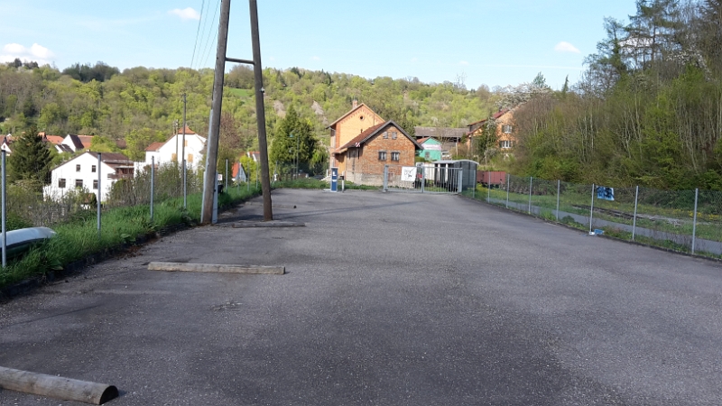 20160429_172257.jpg - Im hinteren Teil vom Stellplatz befindet sich die V/E-Anlage sowie der Grauwasserabfluss.