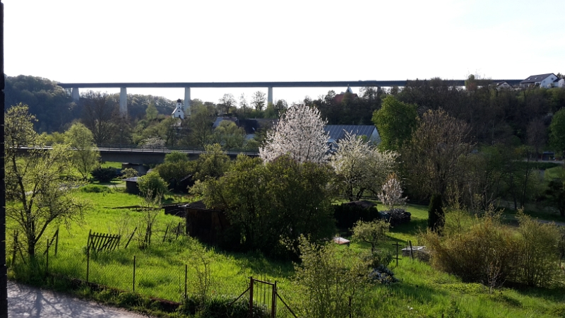 20160429_172319.jpg - Im Hintergrund ist die Autobahnbrücke zu sehen, die aber fast nicht zu hören ist, davor ist eine andere Brücke, die wiederum sehr laut ist aber Nachts kaum befahren wird.