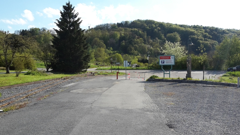 20160429_172733.jpg - Die Zufahrt zum Platz. Die Schranke wird von Hand geöffnet bzw. geschlossen und soll wohl Pkw's fernhalten bzw. abschrecken.