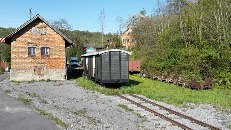 20160429_174316.jpg - Wir wollen in den Ort laufen und kommen zunächst am ehemaligen Bahnhof von Widdern vorbei.