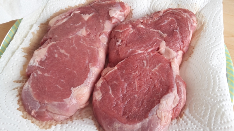 20160501_143213.jpg - Zum Rennen gibt es Chuck-Eye-Steaks. :-)