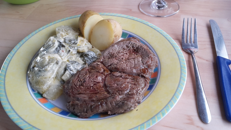 20160501_145513.jpg - Biene hat "mal eben" Pak Choi-Gemüse und Kartoffeln dazu gemacht. SAULECKER! ;-)