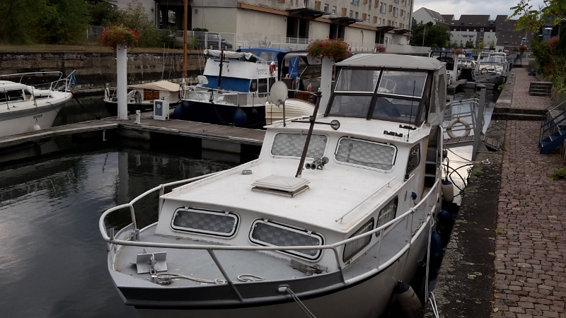 20160930_165542.jpg - Der Hafen direkt neben dem Stellplatz. Eigentlich ist er nicht daneben sondern gehört quasi dazu.Die Reception ist für die Boote sowie die Womos zuständig. Eh das selbe nur auf dem Wasser...