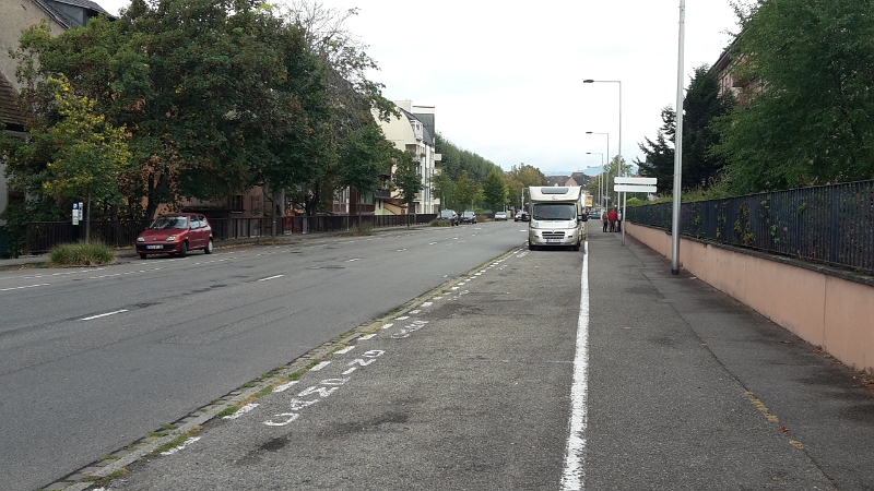 20161001_102926.jpg - Nach dem Frühstück brechen wir auf um die Stadt zu besichtigen.Hier haben wir einen weiten Stellplatz für Womos gefunden. Absolut nicht schön aber um nur die Stadt zu besichtigen perfekt, weil man von hier in 2 Minuten in der Altstadt ist.