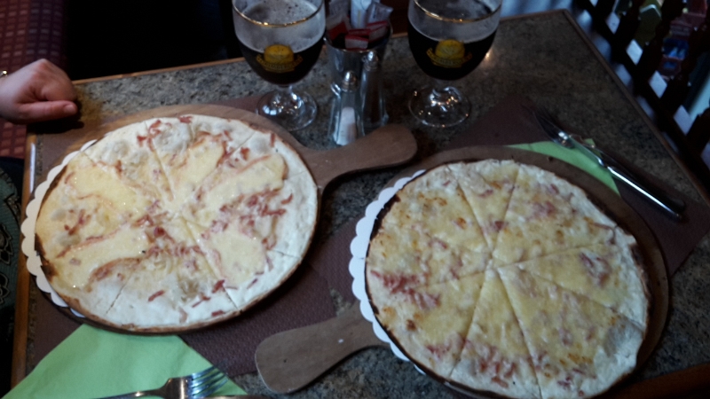 20161001_125514.jpg - ...und futtern Flammkuchen. Der mit Munsterkäse war absolut GEIL!!!