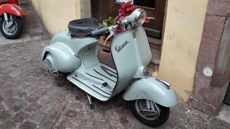 20161001_140704_Richtone(HDR).jpg - Typisch Frankreich! Eine alte Vespa... Hallo?!? Wieso steht hier kein Peugeot-Roller? :-)